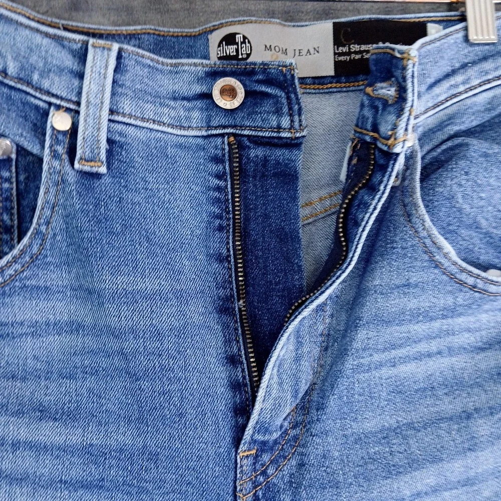 Levi's‎ SilverTab Jeans Womens 27x26 Light Wash Blue Mom Fit High Rise Tapered